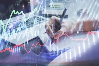 Forex grafiği, kadının elinde notlar alarak arka planda görüntülenir. Araştırma kavramı. Çoklu pozlama