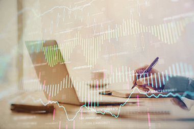 Arka planda bilgisayarla çalışan bir adamla iki kez ön x çizelgesine maruz kaldık. Pazar analizi kavramı.