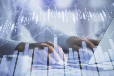 Arka planda bilgisayarda çalışan bir adamla ön x grafiğine iki kez maruz kalıyoruz. Pazar analizi kavramı.