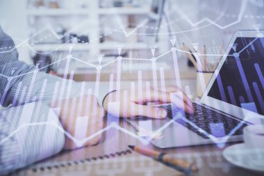 Arka planda bilgisayar üzerinde çalışan adam ile borsa grafiği çoklu pozlama. Finansal analiz kavramı.