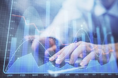 Arka planda ofiste bilgisayarda işadamı yazarak Forex grafiği. Analiz kavramı. Çift Pozlama.