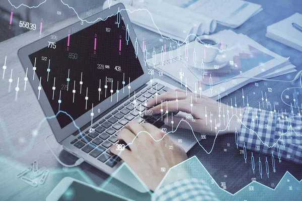 Doppia esposizione del grafico forex con l'uomo che lavora al computer sullo sfondo. Concetto di analisi di mercato. — Foto Stock