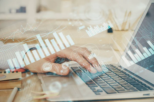 Doble exposición del gráfico del mercado de valores con el hombre trabajando en el ordenador portátil en el fondo. Concepto de análisis financiero . — Foto de Stock