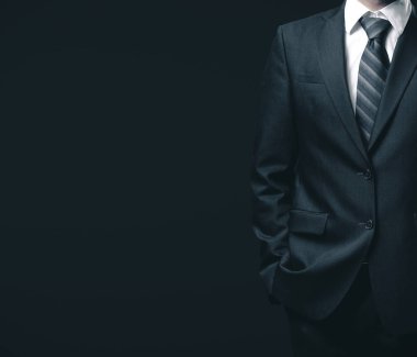 Siyah takım elbiseli bir iş adamı.