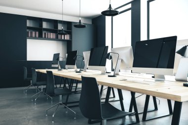 Bilgisayarla birlikte çalışan ofis içi