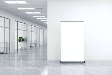 Ofisin içinde duvarda boş afiş var..