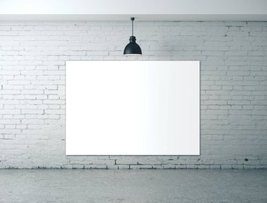 Boş ilan panosu olan sanat odası.