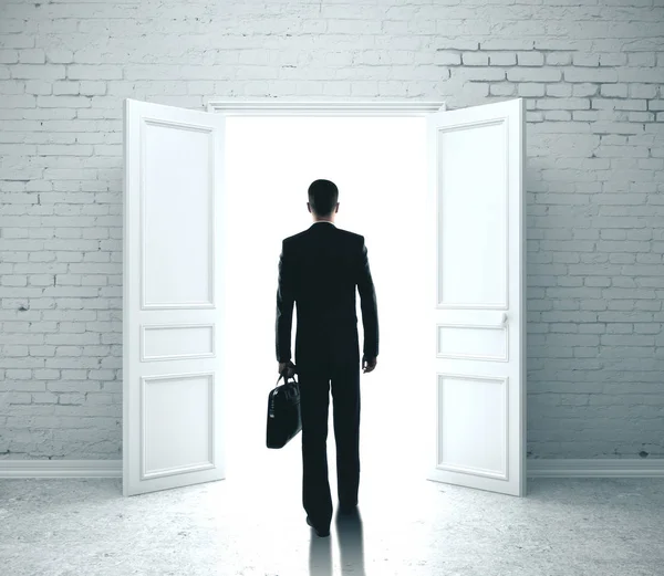 Podnikatel v místnosti s otevřenými dveřmi k úspěchu. — Stock fotografie