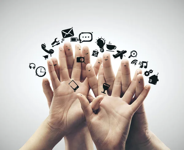 Šťastný skupina prst smajlíky s sociální media ikon — Stock fotografie