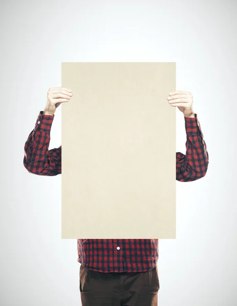 Zakenman met blanco grijze spandoek — Stockfoto