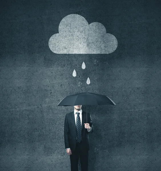 Affärsman med paraply och rita moln Stockfoto