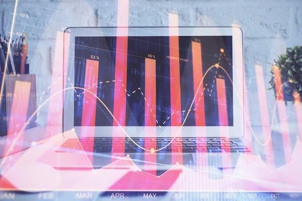 Holograma gráfico de Forex en la tabla con el fondo de la computadora. Exposición múltiple. Concepto de mercados financieros. —  Fotos de Stock