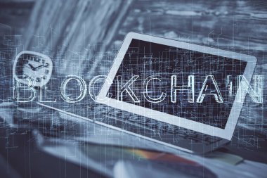 Blockchain temalı holograma ve bilgisayar arkaplanlı masaya çift pozlama. Bitcoin şifreleme para birimi kavramı.