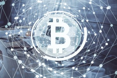 Blockchain temalı holograma ve bilgisayar arkaplanlı masaya çift pozlama. Bitcoin şifreleme para birimi kavramı.