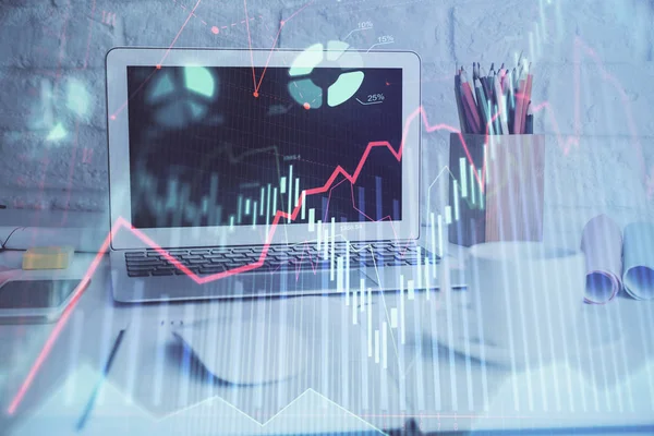 Hologramm des Devisendiagramms auf dem Tisch mit Computerhintergrund. Doppelbelichtung. Konzept der Finanzmärkte. — Stockfoto