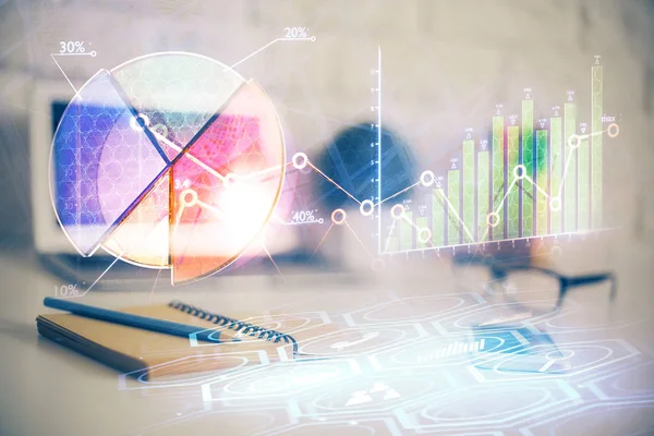 Holograma gráfico del mercado financiero y computadora personal en segundo plano. Doble exposición. Concepto de forex. — Foto de Stock