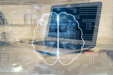 Bilgisayar ve beyin hologramı ile çalışma masasının çoklu açığı. Beyin fırtınası konsepti.