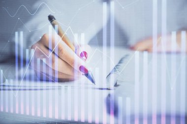 Forex grafik hologramı ile not lar yapan kadın ellerinin çift pozlama. Konsept borsa analizi.