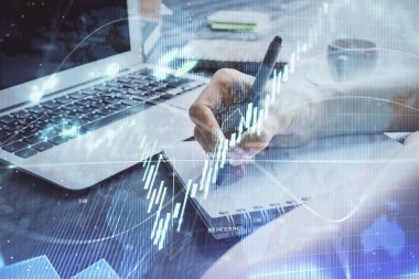 Forex tablosu WOMANS el notları arka plan alarak görüntülenir. Araştırma kavramı. Çoklu pozlama