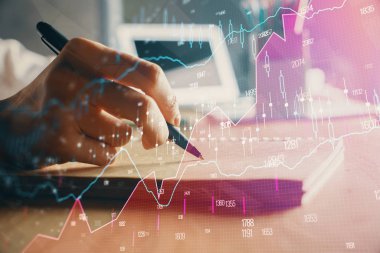 Finansal grafikler WOMANS el notları arka plan alarak görüntülenir. Araştırma kavramı. Çift Pozlama