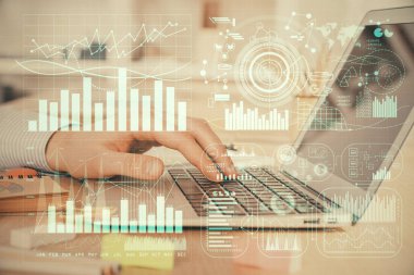 Arka planda dizüstü bilgisayar üzerinde çalışan adam ile borsa grafiği çift pozlama. Finansal analiz kavramı.