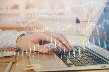 Arka planda dizüstü bilgisayar üzerinde çalışan adam ile borsa grafiği çift pozlama. Finansal analiz kavramı.