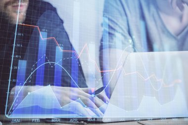Arka planda ofiste bilgisayarda işadamı yazarak Forex grafiği. Analiz kavramı. Çift Pozlama.