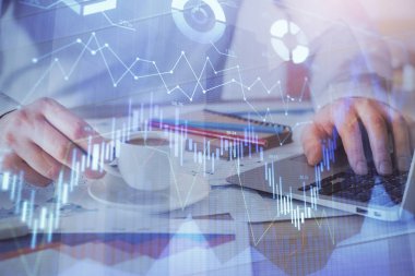 Arka planda ofiste bilgisayarda çalışan işadamı ile Forex grafiği. Sert çalışma kavramı. Çift Pozlama.