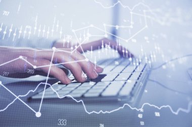 Arka planda ofiste bilgisayarda çalışan işadamı ile Forex grafiği. Sert çalışma kavramı. Closeup. Çoklu pozlama.