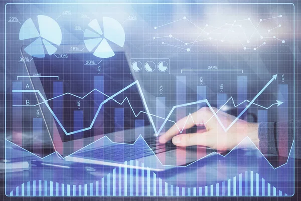 Arka planda dizüstü bilgisayar üzerinde çalışan adam ile borsa grafiği çift pozlama. Finansal analiz kavramı.