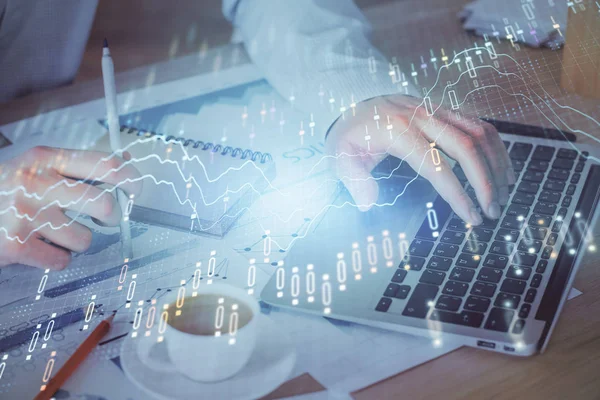 Forex diagram med affärsman som arbetar på dator i Office på bakgrunden. Begreppet hårt arbetande. Dubbel exponering. — Stockfoto