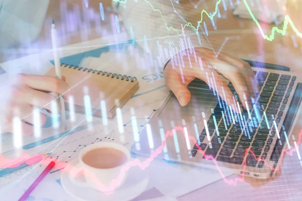 Gráfico de Forex con hombre de negocios que trabaja en la computadora en la oficina en segundo plano. Concepto de trabajador. Doble exposición . —  Fotos de Stock