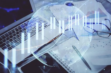 Masası ve kişisel bilgisayarı olan borsa grafiği. Çoklu maruz kalma. Mali analiz kavramı.