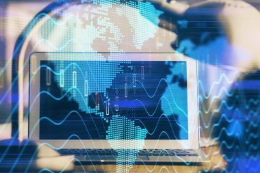 Arka planda eski pazar grafik hologramı ve kişisel bilgisayar var. Çifte maruziyet. Yatırım kavramı.