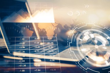 Finansal grafik renkli çizimler ve arka planda bilgisayar olan tablolar. Çifte maruziyet. Uluslararası pazarlar kavramı.