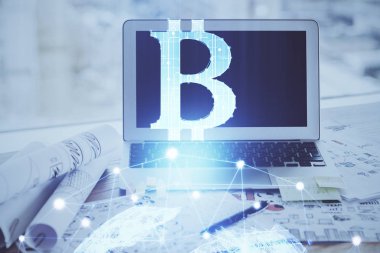 Blockchain temalı holograma ve bilgisayar arkaplanlı masaya çift pozlama. Bitcoin şifreleme para birimi kavramı.