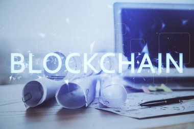 Engelleme zinciri ve kripto ekonomi temalı hologram ve bilgisayar geçmişi olan bir masa. Bitcoin kripto para kavramı.