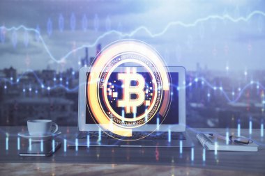 Blockchain temalı holograma ve bilgisayar arkaplanlı masaya çift pozlama. Bitcoin şifreleme para birimi kavramı.