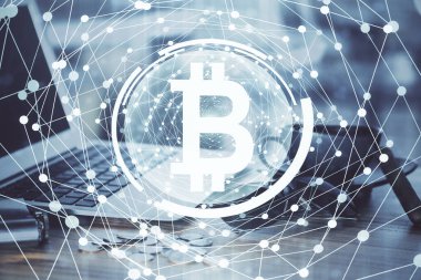 Blockchain temalı holograma ve bilgisayar arkaplanlı masaya çift pozlama. Bitcoin şifreleme para birimi kavramı.