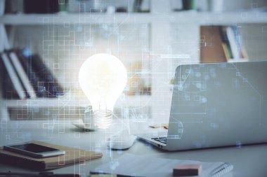 Bilgisayar ofisinde ampul simgesi hologramıyla birlikte. Çoklu maruz kalma. Fikir kavramı.