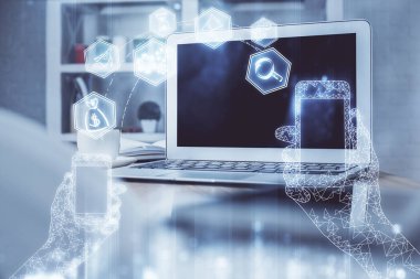 Bilgisayar, teknoloji temalı hologramla birlikte ofiste. Çoklu maruz kalma. Teknoloji kavramı.