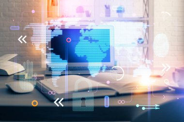 Bilgisayarlı ve dünya haritalı hologramlı çok katlı bir tablo. Uluslararası veri ağı kavramı.