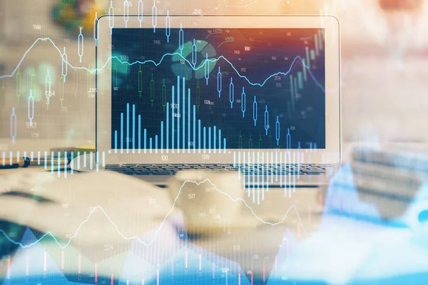 Zeichnung von Finanzdiagrammen und Tabelle mit Computer im Hintergrund. Doppelbelichtung. Konzept der internationalen Märkte. — Stockfoto