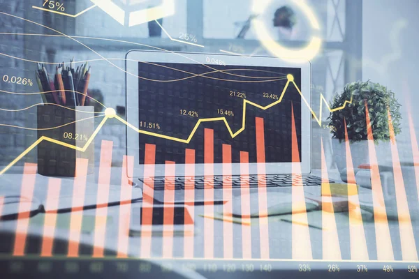 Börsendiagramm und Tabelle mit Computerhintergrund. Doppelbelichtung. Konzept der Finanzanalyse. — Stockfoto