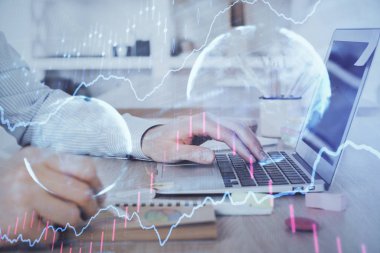 Arka planda bilgisayar üzerinde çalışan adam ile borsa grafiği çoklu pozlama. Finansal analiz kavramı.