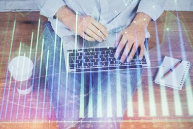 Arka planda ofiste bilgisayarda çalışan işadamı ile Forex grafiği. Analiz kavramı. Çift Pozlama.