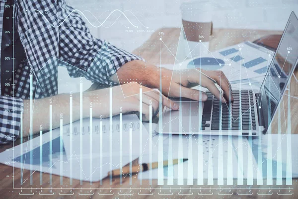 Multi exposure van aandelenmarkt grafiek met man werken op de computer op de achtergrond. Concept financiële analyse. — Stockfoto