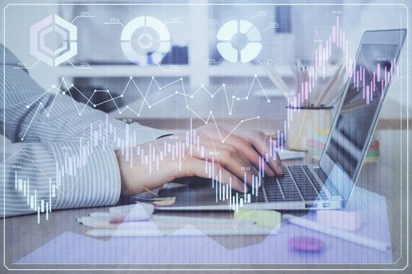 Doble exposición del gráfico del mercado de valores con el hombre trabajando en el ordenador portátil en el fondo. Concepto de análisis financiero . — Foto de Stock