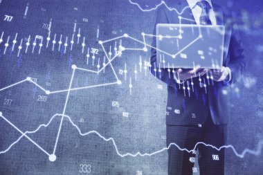 Arka planda dizüstü bilgisayar üzerinde çalışan işadamı ile Forex grafiği. Sert çalışma kavramı. Çoklu pozlama.