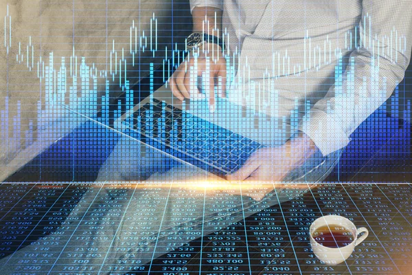 Forex Graph met zakenman werken op de computer in Office op de achtergrond. Concept van analyse. Dubbele belichting. — Stockfoto